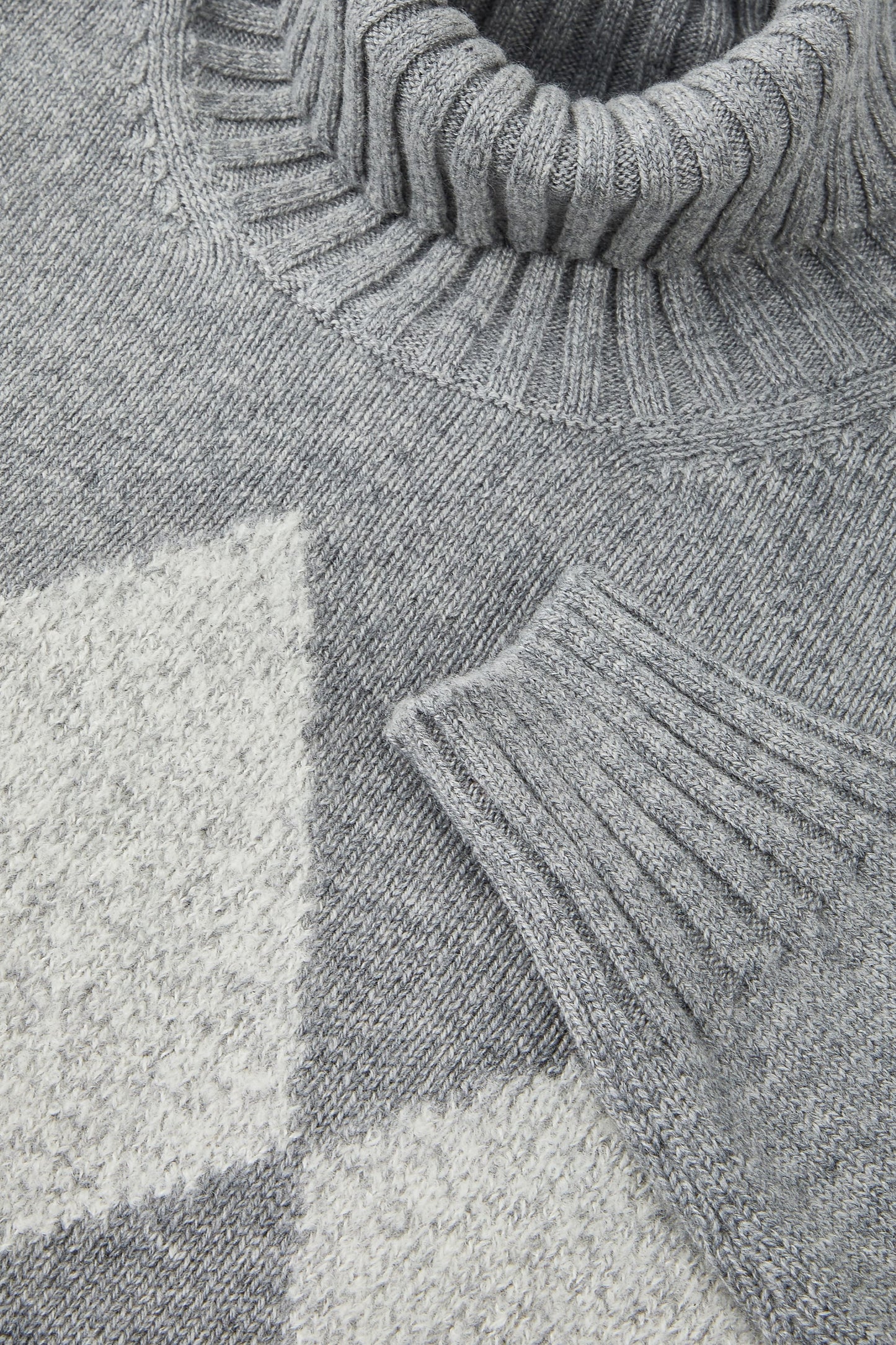 Super soft cashmere turtleneck with diamond pattern