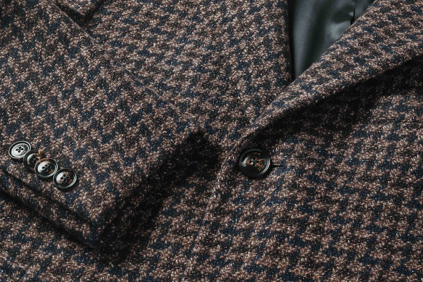 Single-breasted coat with slanted pockets