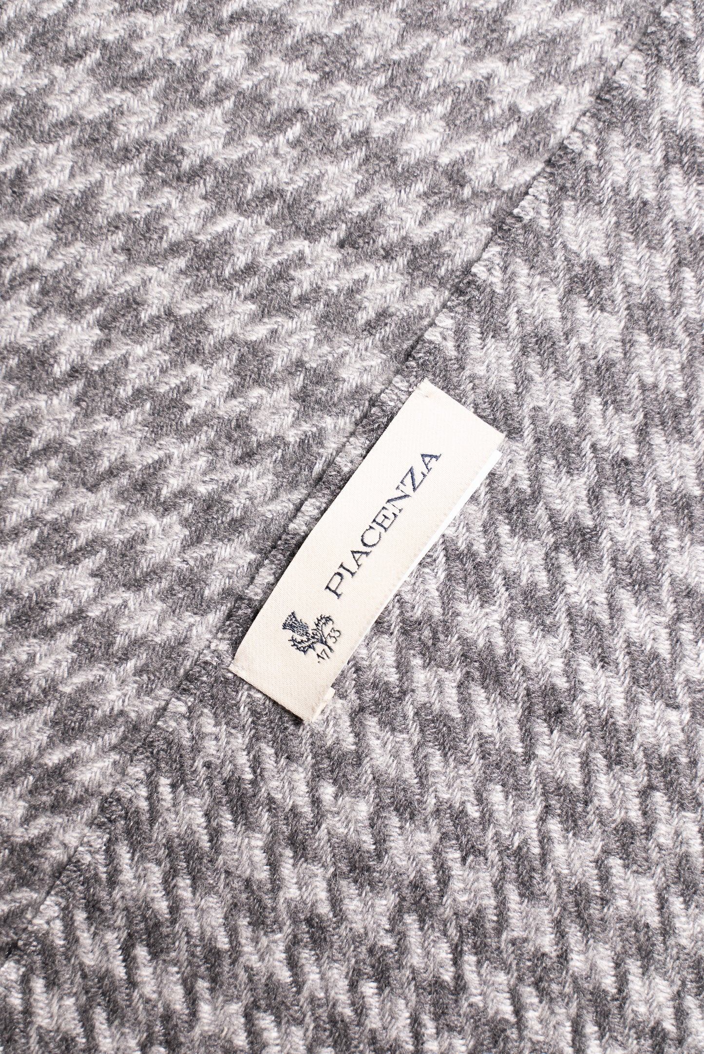 Twist houndstooth gray scarf in Cashmere Silk