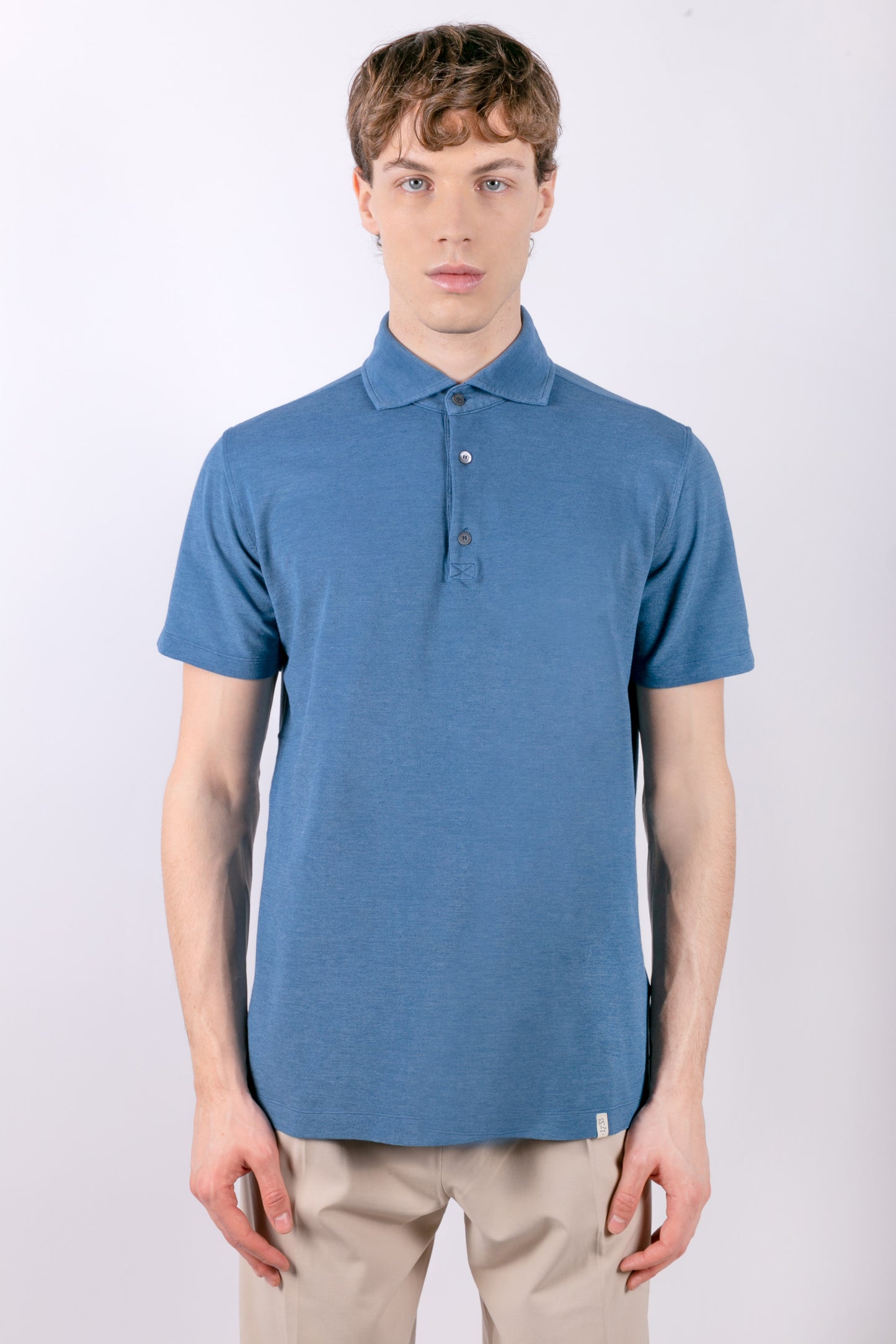 Short-sleeved polo shirt in light blue piqué with 3 buttons