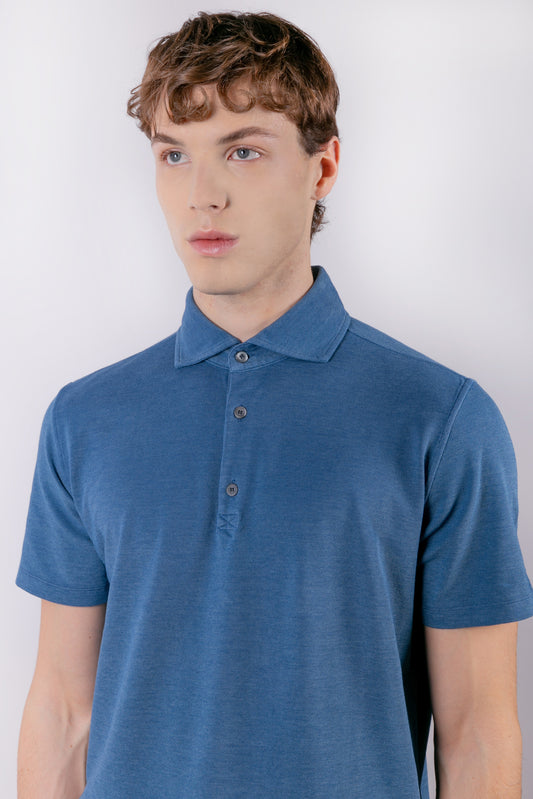 Short-sleeved polo shirt in light blue piqué with 3 buttons