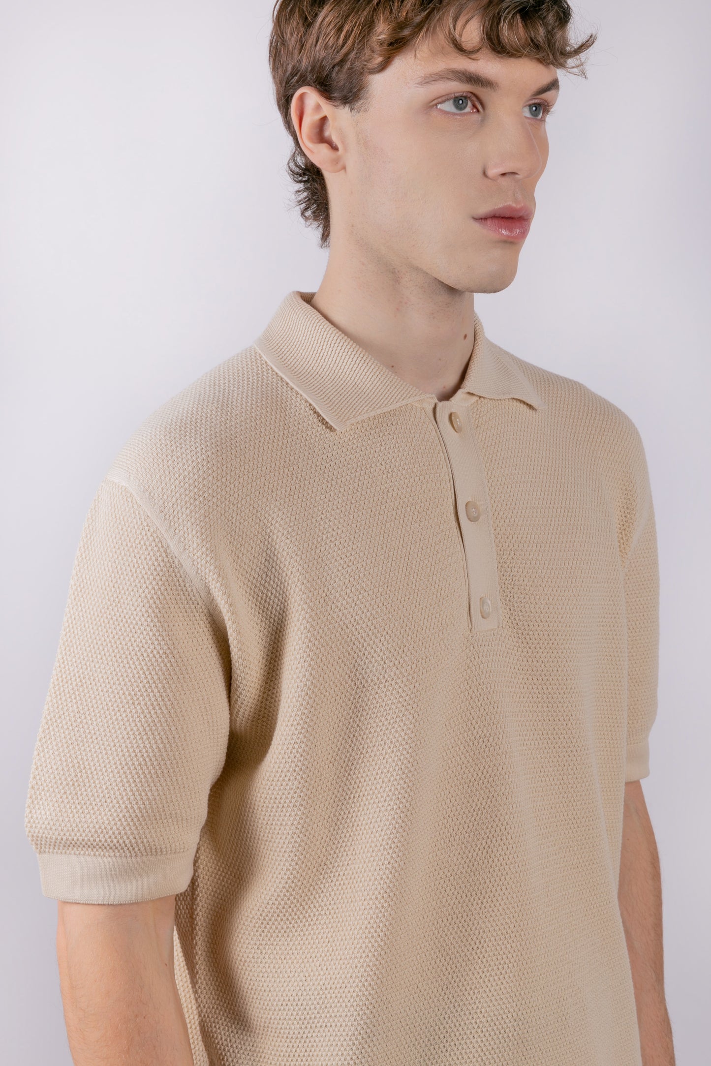 Natural-colored short-sleeved polo shirt in macro piqué cotton