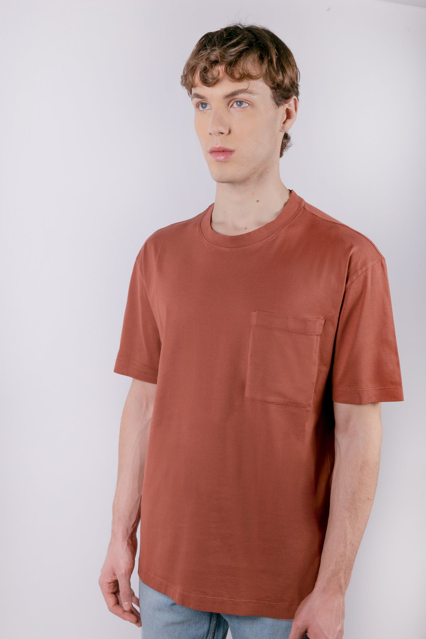 T-shirt con taschino color mattone