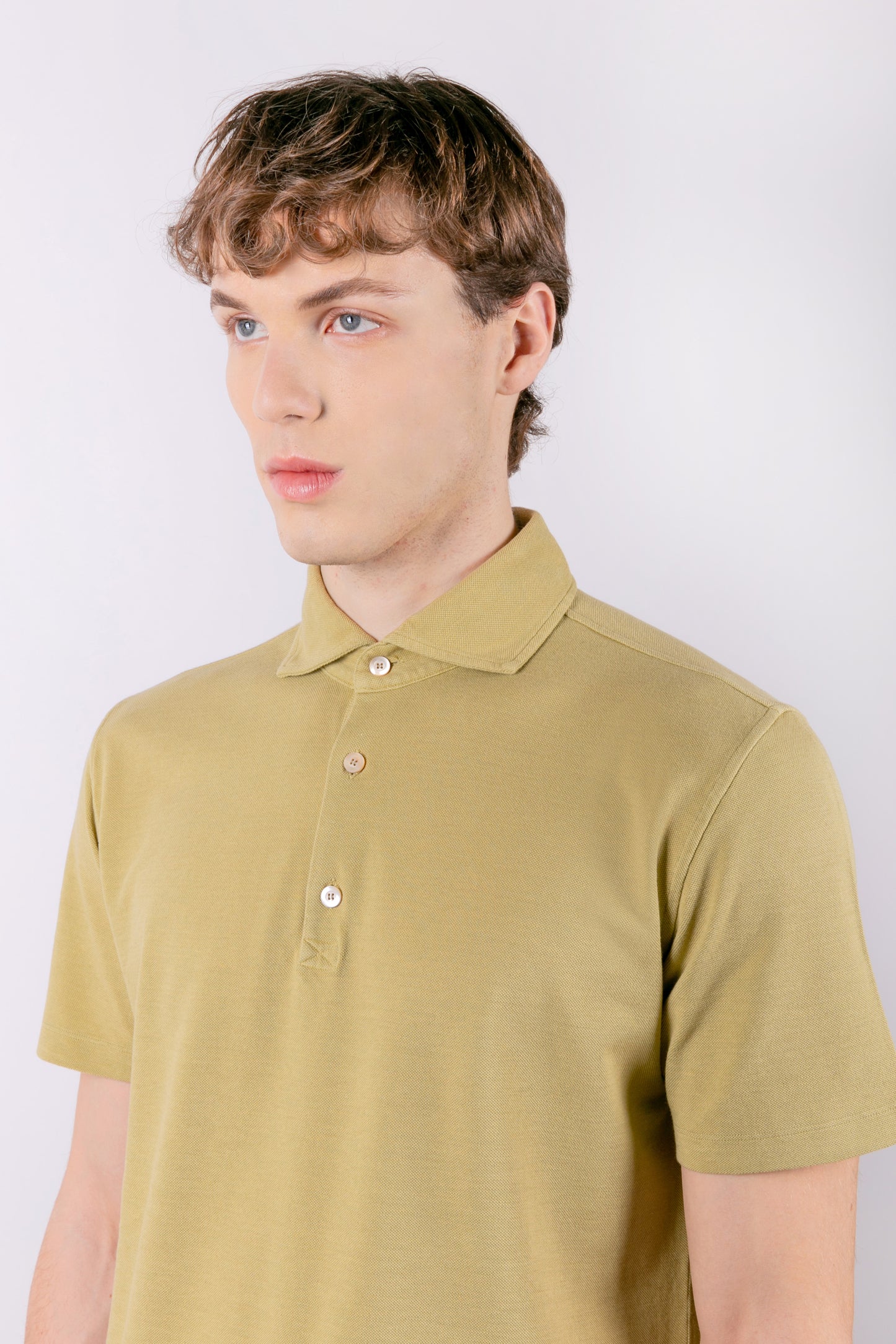 Short-sleeved green piqué polo shirt with 3 buttons